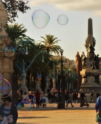Alew Bartlow. Bubbles In The Air In Barcelona