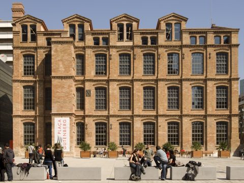 BCN - UPF -Edifici La Fàbrica courtyard with students